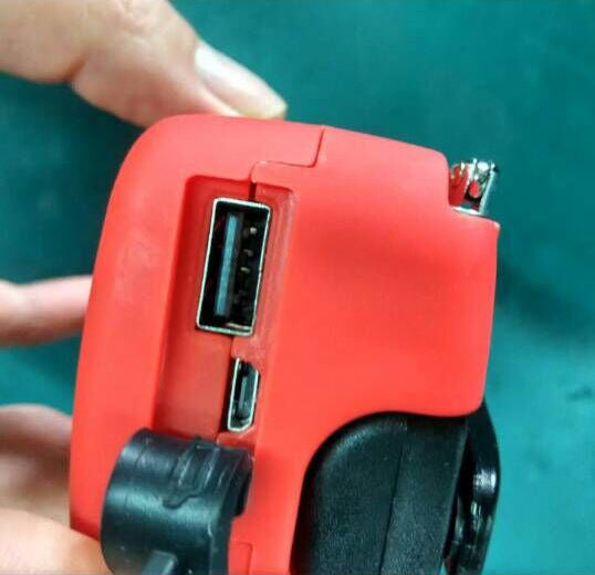 Solar Hand Crank Emergency Radio – USB Charging Flashlight with AM/FM & Power Bank Function