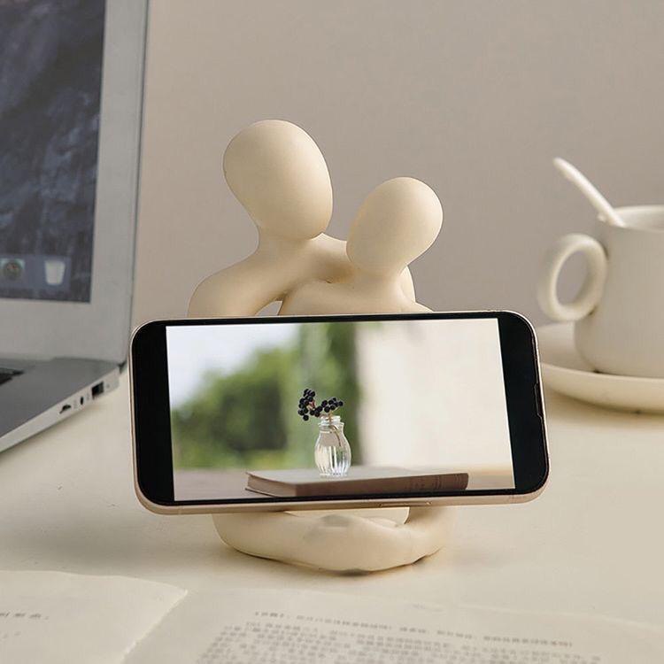 Loving Couple Resin Statue – Romantic Modern Decor for Shelves, Desks & Nightstands